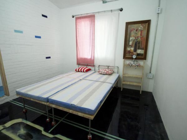 Time Travelers Party Hostel In Hongdae : photo 4 de la chambre chambre double ou lits jumeaux avec salle de bains privative