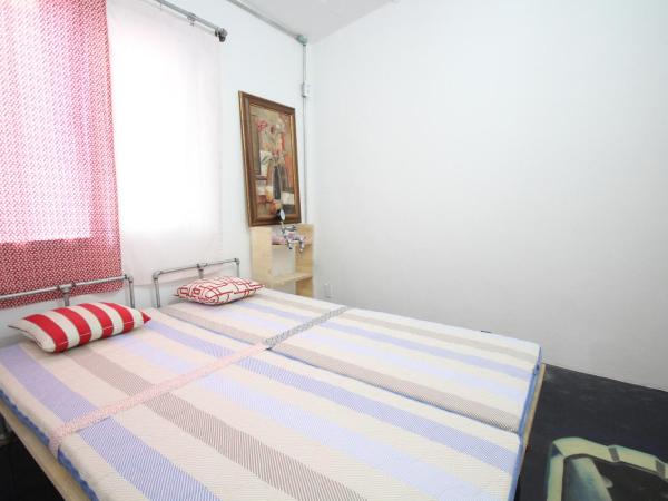 Time Travelers Party Hostel In Hongdae : photo 5 de la chambre chambre double ou lits jumeaux avec salle de bains privative