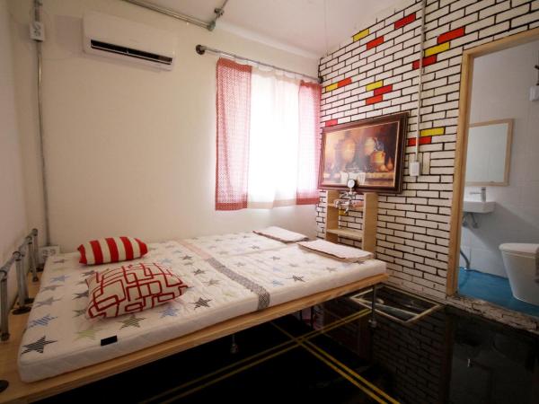 Time Travelers Party Hostel In Hongdae : photo 1 de la chambre chambre double ou lits jumeaux avec salle de bains privative