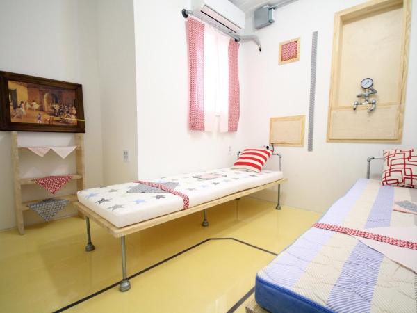 Time Travelers Party Hostel In Hongdae : photo 2 de la chambre chambre double ou lits jumeaux avec salle de bains commune