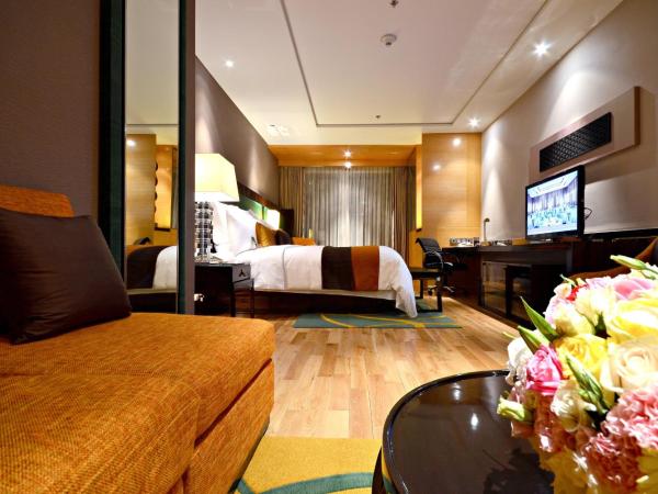 Renaissance Bangkok Ratchaprasong Hotel : photo 7 de la chambre suite renaissance avec 1 chambre lit king-size - accès au salon club