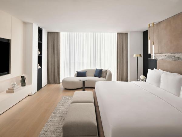 Sheraton Grand Hotel, Dubai : photo 5 de la chambre suite présidentielle avec lit king-size et accès au salon club - vue sur les toits