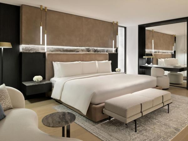 Sheraton Grand Hotel, Dubai : photo 2 de la chambre suite présidentielle avec lit king-size et accès au salon club - vue sur les toits