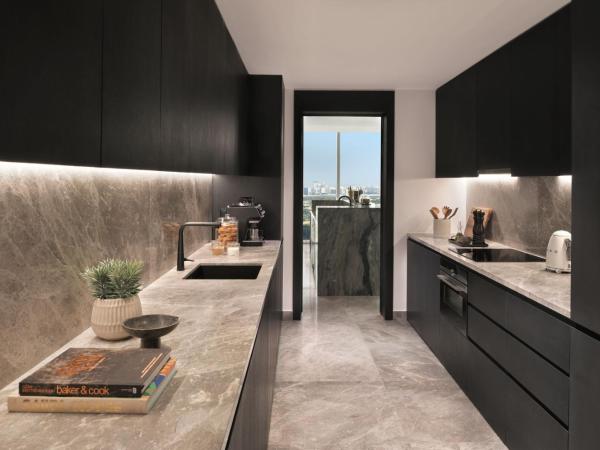 Sheraton Grand Hotel, Dubai : photo 6 de la chambre suite présidentielle avec lit king-size et accès au salon club - vue sur les toits