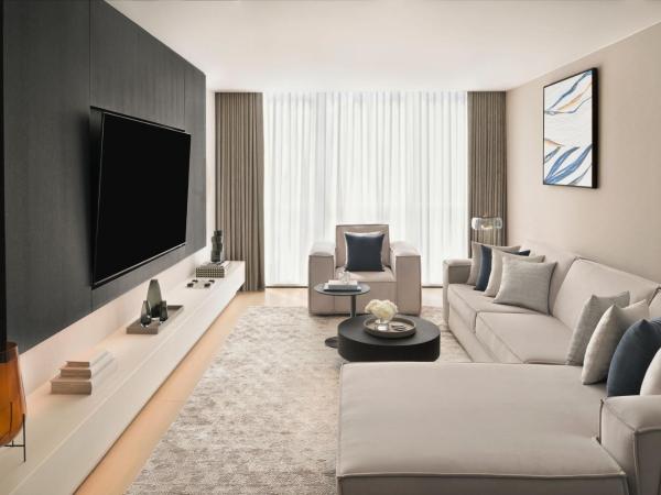 Sheraton Grand Hotel, Dubai : photo 8 de la chambre suite présidentielle avec lit king-size et accès au salon club - vue sur les toits