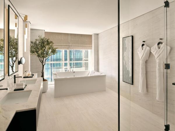 Sheraton Grand Hotel, Dubai : photo 3 de la chambre suite présidentielle avec lit king-size et accès au salon club - vue sur les toits