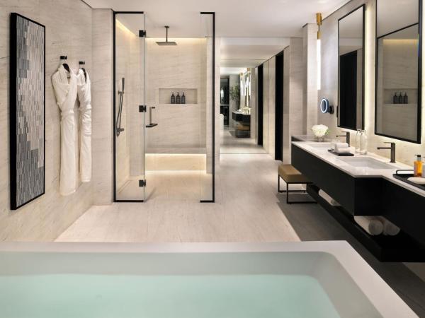 Sheraton Grand Hotel, Dubai : photo 4 de la chambre suite présidentielle avec lit king-size et accès au salon club - vue sur les toits