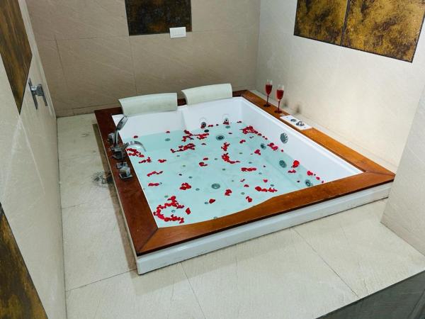 pool loft : photo 1 de la chambre chambre lit king-size avec baignoire spa