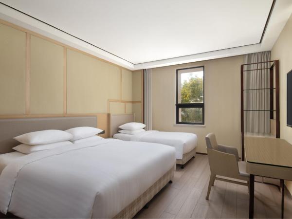 Courtyard by Marriott Shanghai International Tourism and Resorts Zone : photo 2 de la chambre family room with one king or one twin bed