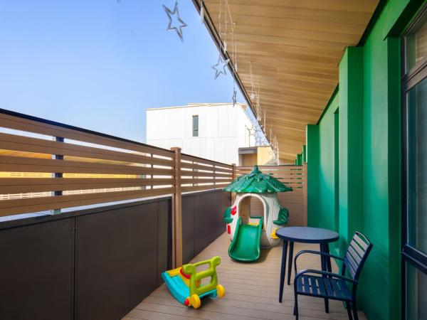 Courtyard by Marriott Shanghai International Tourism and Resorts Zone : photo 4 de la chambre deluxe king room with balcony - forest hut