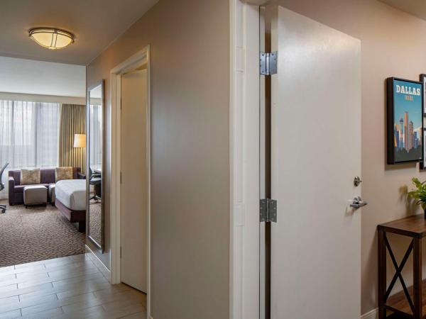 Hilton Garden Inn Downtown Dallas : photo 4 de la chambre superior king room with sofa bed and parlor room