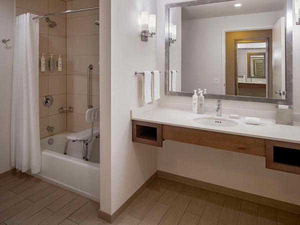 Hilton Garden Inn Downtown Dallas : photo 6 de la chambre chambre avec 2 lits queen-size et baignoire - accessible aux personnes à mobilité réduite