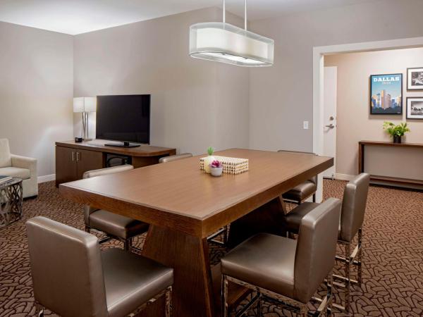 Hilton Garden Inn Downtown Dallas : photo 8 de la chambre superior king room with sofa bed and parlor room