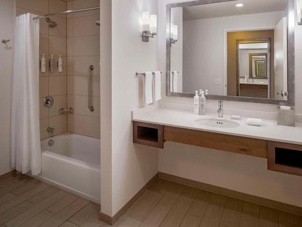 Hilton Garden Inn Downtown Dallas : photo 7 de la chambre chambre avec 2 lits queen-size et baignoire - accessible aux personnes à mobilité réduite