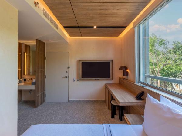 Motto By Hilton Tulum : photo 4 de la chambre chambre lit queen-size avec douche 3x3 - accessible aux personnes à mobilité réduite ou malentendantes