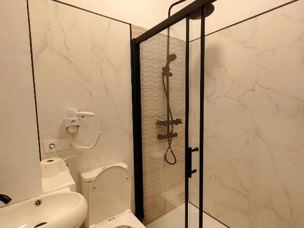 Hostel Siesta & Go (Atocha) : photo 3 de la chambre chambre double avec salle de bains privative