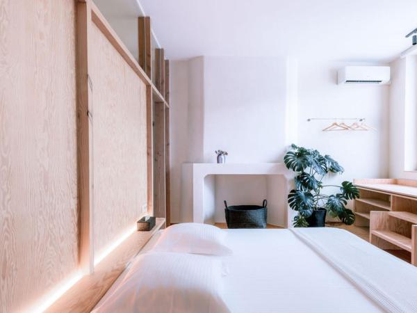 Violet Suites : photo 2 de la chambre chambre double ou lits jumeaux deluxe avec balcon
