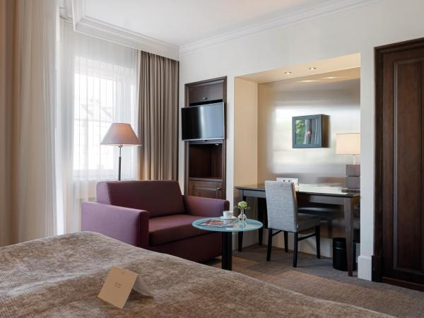 Elite Park Avenue Hotel : photo 5 de la chambre chambre lit king-size avec balcon