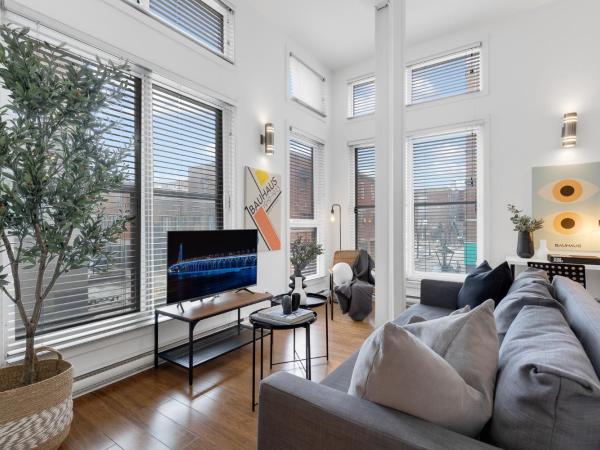 Liv MTL Main : photo 2 de la chambre main-203 | spacious 2br + mezzanine with ladder access