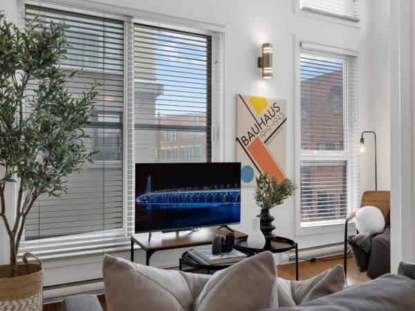 Liv MTL Main : photo 6 de la chambre main-203 | spacious 2br + mezzanine with ladder access