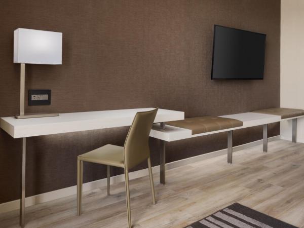 AC Hotel by Marriott Jacksonville St Johns Town Center : photo 8 de la chambre king room with sofa bed and city view - high floor