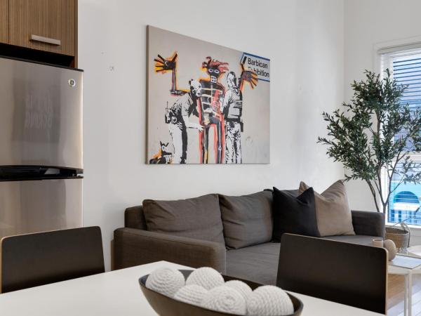 Liv MTL Main : photo 8 de la chambre main-202 | spacious studio suite + mezzanine with ladder access