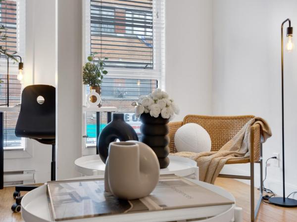 Liv MTL Main : photo 6 de la chambre main-202 | spacious studio suite + mezzanine with ladder access