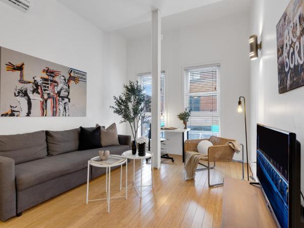 Liv MTL Main : photo 2 de la chambre main-202 | spacious studio suite + mezzanine with ladder access