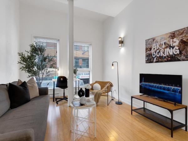 Liv MTL Main : photo 1 de la chambre main-202 | spacious studio suite + mezzanine with ladder access