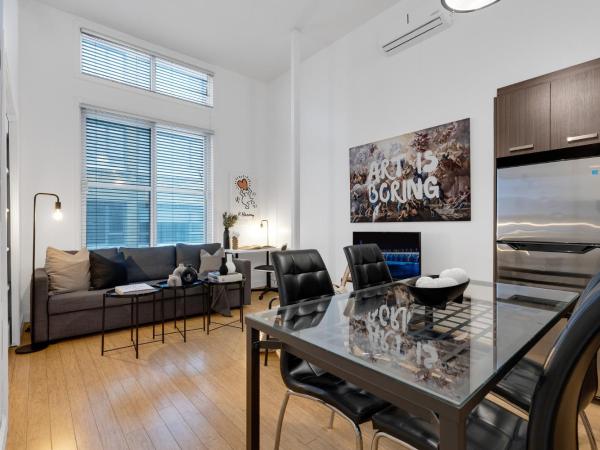 Liv MTL Main : photo 1 de la chambre main-304 | spacious 1br suite + mezzanine with ladder access