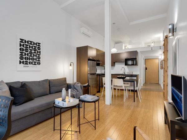 Liv MTL Main : photo 10 de la chambre main-206 | spacious studio suite + mezzanine with ladder access