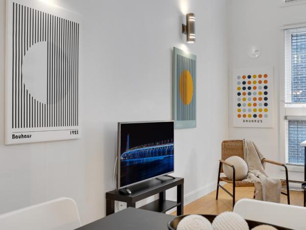 Liv MTL Main : photo 5 de la chambre main-206 | spacious studio suite + mezzanine with ladder access