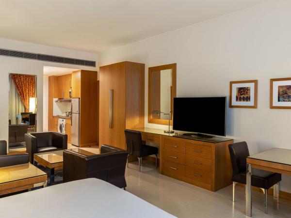 Four Points by Sheraton Bur Dubai : photo 1 de la chambre junior king suite with complimentary shuttle service to dubai mall & kite beach