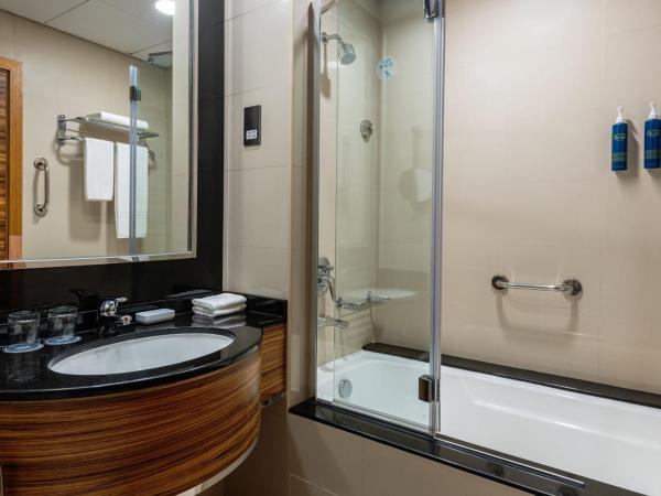 Four Points by Sheraton Bur Dubai : photo 4 de la chambre classic king room with complimentary shuttle service to dubai mall & kite beach