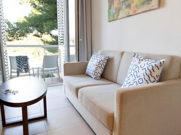 TUI BLUE Kalamota Island - All Inclusive : photo 2 de la chambre suite junior avec balcon - vue latérale sur mer