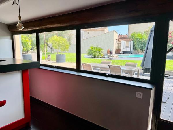 Dépendance de 40m2 avec piscine à Arles : photo 4 de la chambre chambre double - vue sur piscine