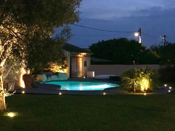 Dépendance de 40m2 avec piscine à Arles : photo 7 de la chambre chambre double - vue sur piscine