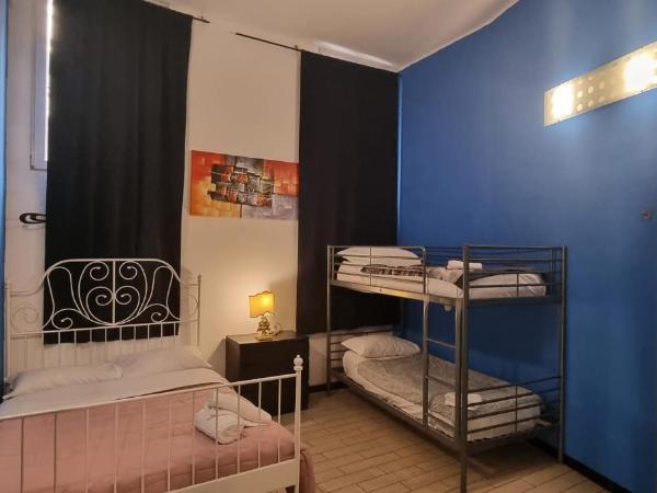Central Hostel Milano : photo 1 de la chambre chambre double ou lits jumeaux avec salle de bains commune