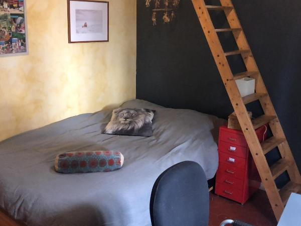 Les Volets Bleus Provence : photo 1 de la chambre chambre quadruple avec salle de bains privative séparée