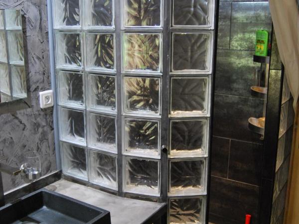 Les Volets Bleus Provence : photo 4 de la chambre chambre quadruple avec salle de bains privative séparée