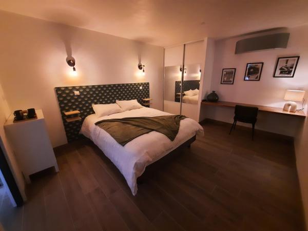 Petit coin de paradis, calme et confort garantie ! : photo 3 de la chambre chambre lit queen-size - vue sur jardin