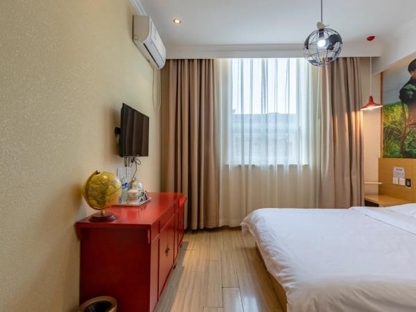 Happy Dragon City Center Alley Hotel -In the city center with big window&heater, ticket service&Free Coffee&Food recommendation,Near Tian Anmen Forbiddencity,Easy to get traditional Walking area&Shichahai : photo 2 de la chambre chambre lit queen-size deluxe