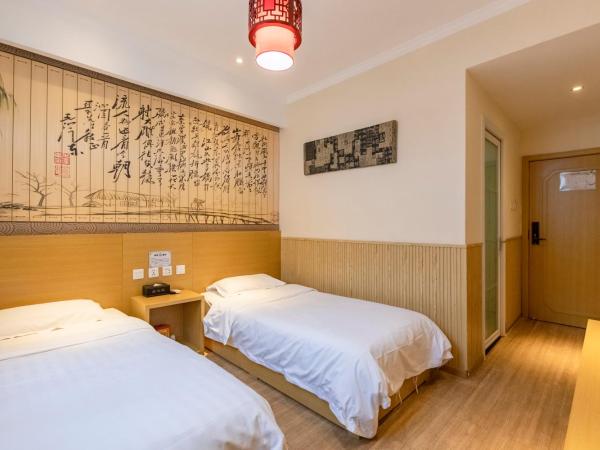 Happy Dragon City Center Alley Hotel -In the city center with big window&heater, ticket service&Free Coffee&Food recommendation,Near Tian Anmen Forbiddencity,Easy to get traditional Walking area&Shichahai : photo 5 de la chambre chambre lits jumeaux deluxe
