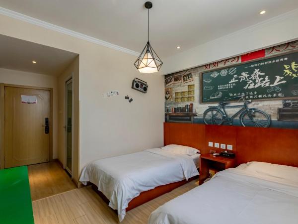 Happy Dragon City Center Alley Hotel -In the city center with big window&heater, ticket service&Free Coffee&Food recommendation,Near Tian Anmen Forbiddencity,Easy to get traditional Walking area&Shichahai : photo 6 de la chambre chambre lits jumeaux supérieure