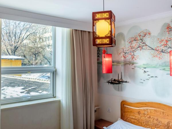 Happy Dragon City Center Alley Hotel -In the city center with big window&heater, ticket service&Free Coffee&Food recommendation,Near Tian Anmen Forbiddencity,Easy to get traditional Walking area&Shichahai : photo 3 de la chambre chambre lit queen-size deluxe