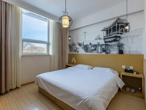 Happy Dragon City Center Alley Hotel -In the city center with big window&heater, ticket service&Free Coffee&Food recommendation,Near Tian Anmen Forbiddencity,Easy to get traditional Walking area&Shichahai : photo 10 de la chambre chambre lit queen-size deluxe