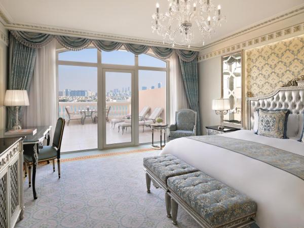 Raffles The Palm : photo 3 de la chambre hébergement club raffles avec balcon et accès au salon - vue sur palmiers