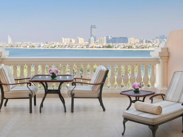 Raffles The Palm : photo 8 de la chambre hébergement club raffles avec balcon et accès au salon - vue sur océan