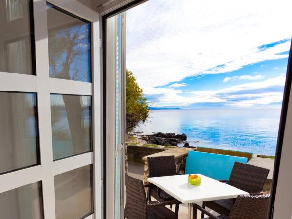 Villa Tamaris - Hotel Resort Dražica : photo 3 de la chambre suite avec terrasse et vue sur la mer