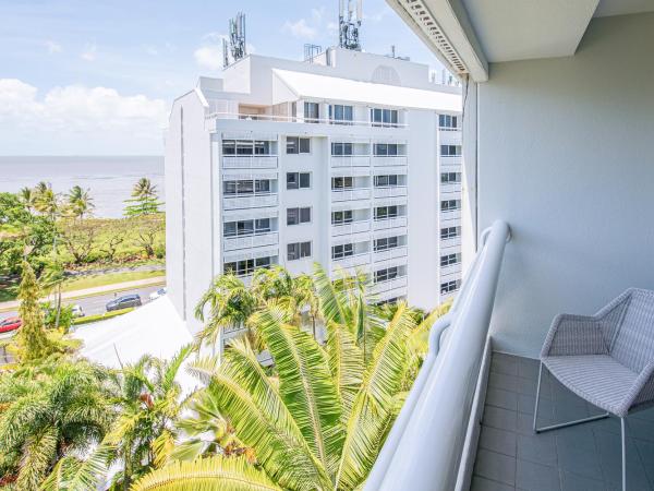 Cairns Harbourside Hotel : photo 1 de la chambre chambre triple standard avec lit king-size et lit simple - vue sur mer